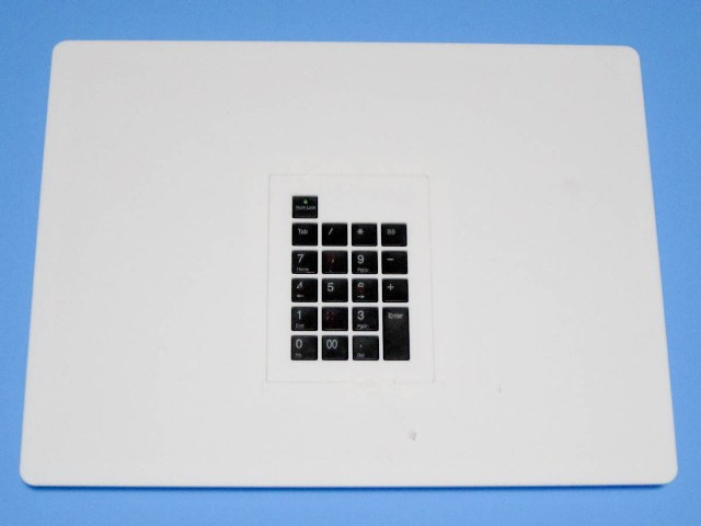 天板拡張キーガードを被せたテンキーの画像